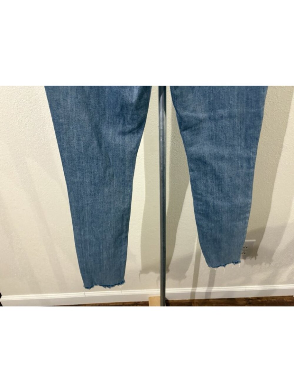 Universal Thread Womens Mid Rise Skinny Jeans Stretch Size 6/28 R 28X28 - Picture 8 of 13